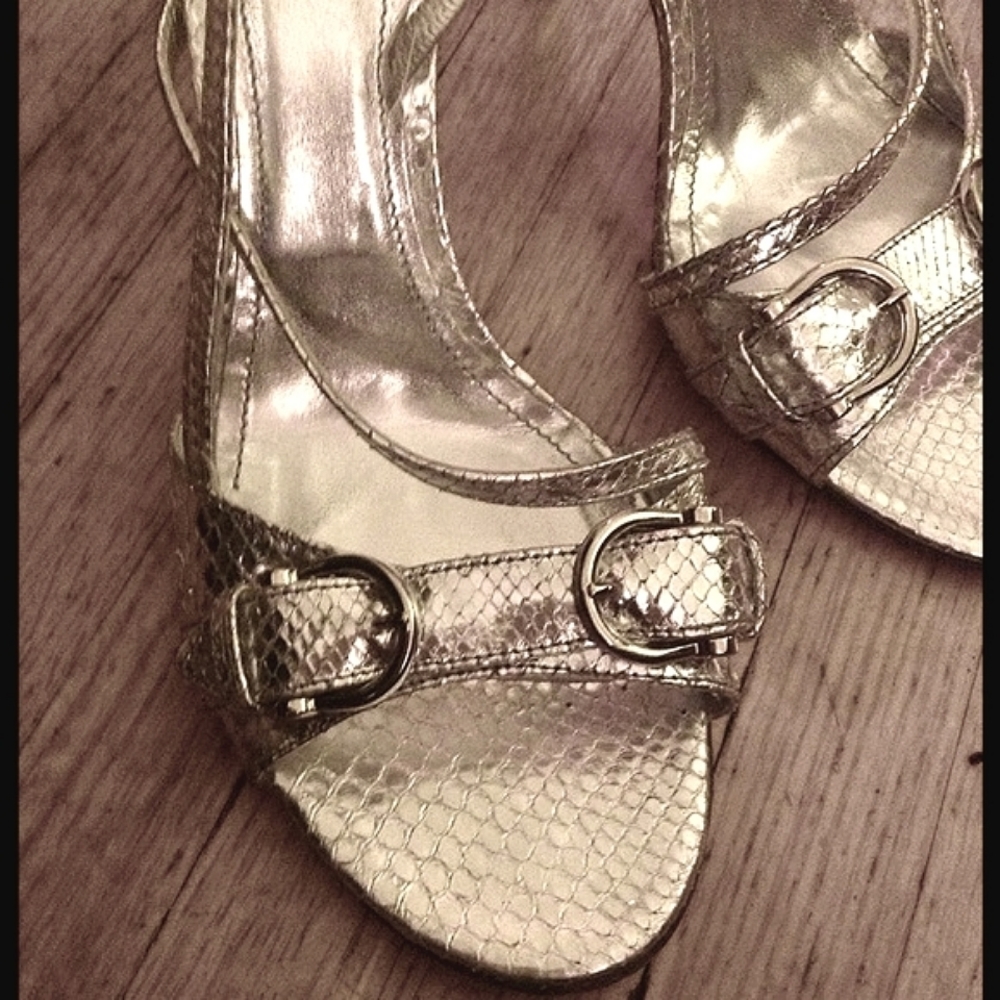 🎉H.P🎉BURBERRY SILVER LEATHER HEELS